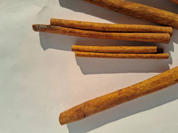 Tarçın beyaz arkaplan fotografı biçimlerini izole etti