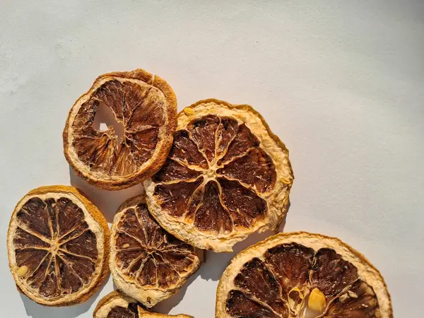 Kurutulmuş limon dilimleri beyaz bir arkaplan izole etti