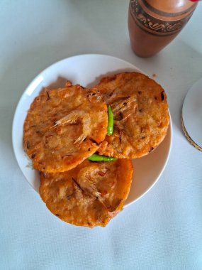 Sebze ve karidesli börek, tipik Endonezya atıştırmalığı, beyaz arka planda izole edilmiş.