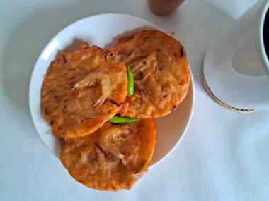 Sebze ve karidesli börek, tipik Endonezya atıştırmalığı, beyaz arka planda izole edilmiş.