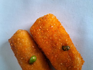 Risoleler ya da risol, omlete sarılmış yumurta ve sebzelerle dolu ekmek kırıntıları ve çırpılmış tavuk yumurtalarıyla kaplandıktan sonra kızartılmış bir hamur işidir..