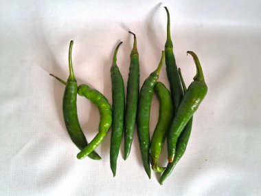 Beyaz arkaplanda yeşil biber izole edilmiş