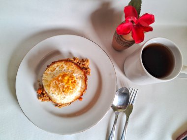 Kızarmış pilav ve sahanda yumurta, kahvaltı için mükemmel.