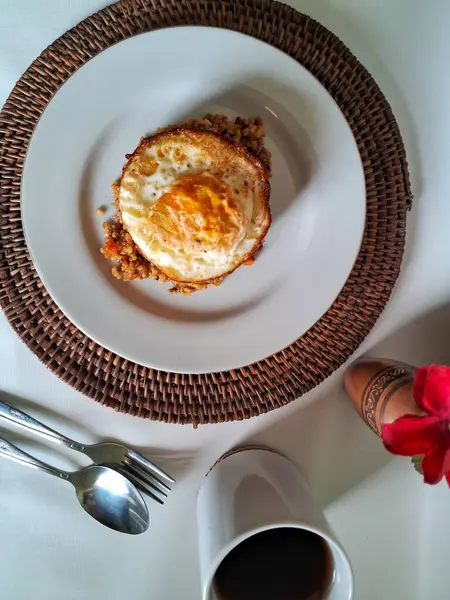 Kızarmış pilav ve sahanda yumurta, kahvaltı için mükemmel.