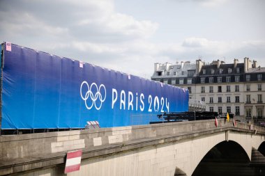 Paris, Fransa - 24 Temmuz 2024: Köprüde Paris Olimpiyatları pankartı