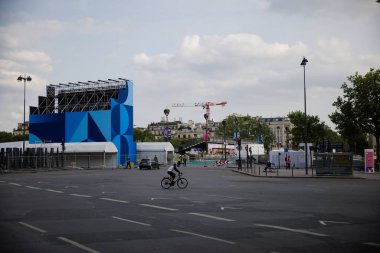 Paris, Fransa - 24 Temmuz 2024: Paris Olimpiyat Açılış Töreni için hazırlanırken Pont de l 'Alma' nın yanındaki boş sokak