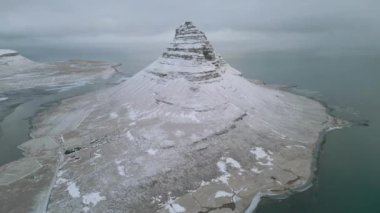 İzlanda 4K 'da kışın Kirkjufell' i çevrelemek. Yüksek kalite 4k görüntü