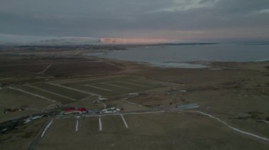 İzlanda Çiftliği Havalimanı kışın Sunset 'te. Yüksek kalite 4k görüntü