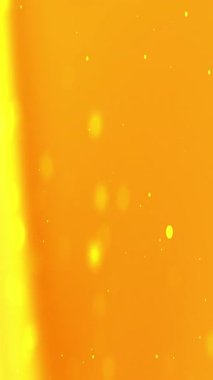 Sarı ve turuncu gradyan, canlı ve modern tasarımlar için beyaz noktalar, dijital arka planlar ve sosyal medya paylaşımları için mükemmel.