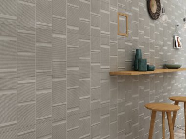 Minimalizm modern Kafe İskandinav tasarımı. Gri desenli mermer duvar. Tahta masa ve sandalyeler. Tahta mobilyalar. Doğa manzaralı panoramik pencereler. Modelleme. 3B Hazırlama