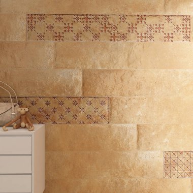 Beyaz ahşap mobilyalar, panoramik pencereler ve palmiye ağaçları olan modern bej minimalist oturma odası köşesi. 3B Hazırlama