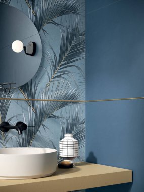 Mavi mermer banyo içi, yanında beyaz bir banyo küveti ve havlu askısı, üç farklı asılı lamba tasarımı, ahşap bir bankın yanında ahşap bir ahşap kapı, beyaz leğenler ve aynalar. 3B Hazırlama