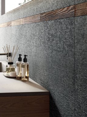 Banyo iç tasarımı, beyaz küvetin üstünde gri mermer duvar, duvarda boş çerçeveler. 3B Hazırlama