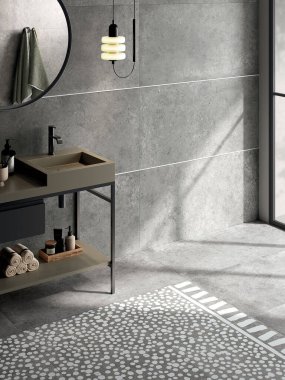 Lüks bir banyonun içinde gümüş damarlı gri mermer, iki lavabo, altın metale sarılı aynalar, beyaz bir küvet ve kara bakan bir pencere bulunur. 3B Hazırlama