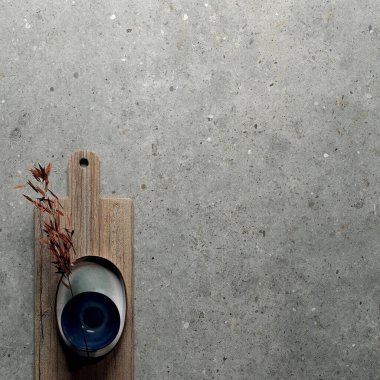 Gri mermer yüzeyde ahşap tepsi. 3B Hazırlama