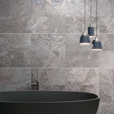 Banyo iç tasarımı, siyah küvetin üstünde gri mermer duvar, duvarda boş çerçeveler. 3B Hazırlama