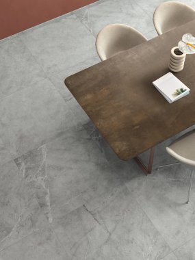 Minimalist yemek odası iç tasarımı, ahşap masa ve gri zeminde bej sandalyeler. 3B Hazırlama