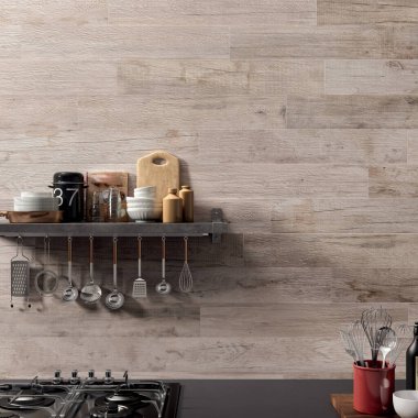 Lüks mutfak, ahşap duvarlar, siyah mutfak tezgahı, duvarda mutfak gereçleri. 3B Hazırlama