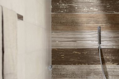 Modern banyo, beyaz mermer ve ahşap duvarlar, beton zemin taştan tezgahın üzerinde duran siyah lavabo ve suyla dolu rahat siyah küvet. 3B Hazırlama