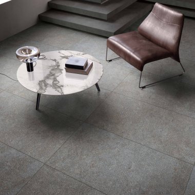 Kanepeli siyah oturma odası, çalışma masası, kitap koleksiyonu olan kitap rafı. İskandinav iç tasarımı. 3B Hazırlama