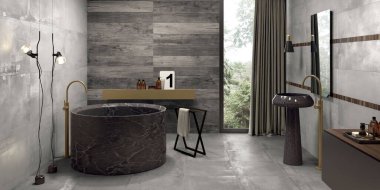 Gri mermer duvarlı lüks banyo, gri fayanslı zemin, üzerinde aynalar olan çift lavabo, yuvarlak siyah küvet ve cam kapılı duş kabini. 3B Hazırlama