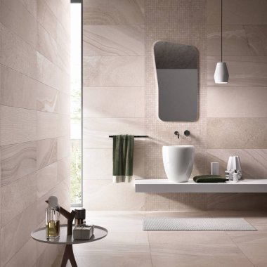 Lüks bir banyonun içinde beyaz mermer zemin, beyaz mermer duvarlar, beton zemin, beyaz bir küvet, altın renkli bir havuz, üzerinde büyük bir ayna ve diğer aksesuarlar bulunur. 3B Hazırlama