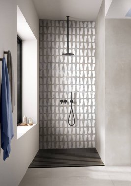 Beyaz mermer banyo içi ahşap mobilyalar, altın damak tadı ile kaplı beyaz küvet, seramik lavabo ve dairesel ayna, asılı lamba içerir. 3B Hazırlama