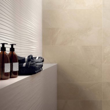Banyo içi bej mermer duvarlarla dolu. 3B Hazırlama