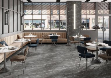 Modern ve şık restoran iç mimarisi, göz alıcı ahşap masa, zarif sandalyeler ve tasarım dekorasyonu. Şablon. Bej ve kahverengi mermer duvar. Minimalist iç tasarım konsepti. 3B Hazırlama