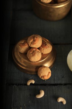 Gurme koyu kiraz ve çikolatalı kurabiyeler ve bir bardak süt. 3B Hazırlama