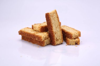 Parlak beyaz bir yüzeyi olan lezzetli süt süngerli pasta dilimleri..