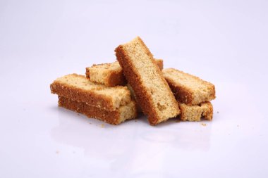 Ev yapımı sünger kek, beyaz yüzeyde şifon kek, sütlü yumuşak ve nemli tatlı. Arka plan için ev yapımı fırın konsepti. Yüksek Çözünürlük