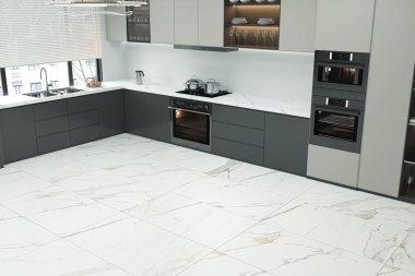 Mutfağın içinde paslanmaz çelik bir lavabo, ferahlık için köşedeki seramik bir üste seramik bir fabrika, ahşap tezgah, ek depo için gri raflar bulunuyor. 3B Hazırlama