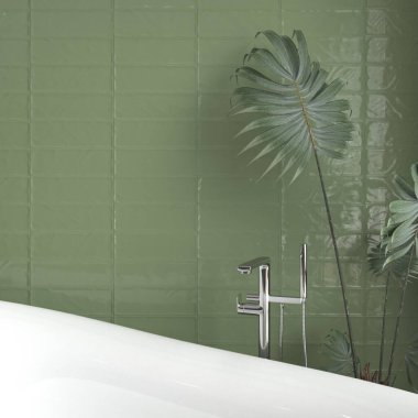 Banyo içi beyaz seramik banyo küveti, duvarında yeşil parlak mermer, arka bahçeye açılan pencere duvarı. 3 Boyutlu Çizimler. 3B Hazırlama