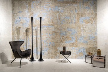 Parke mermer duvarı ve şık mobilyaları olan modern oturma odası, duvarlarında ve zemininde bej mermer var. 3 Boyutlu Çizimler. 3B Hazırlama