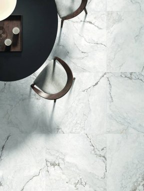 Yemek masası manzarası ve mermer zemindeki sandalyeler. 3B Hazırlama