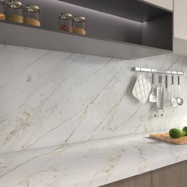 Parlak, ferah ve modern çiftlik evi tarzı mutfak manzarası, beyaz mermer tezgah, tam boy arka sıçrama, depoya gri ahşap dolap, gerekli aletler. 3B Hazırlama