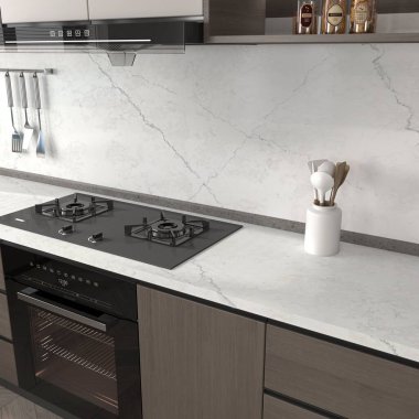 Kahverengi aletleri olan modern bir mutfak tezgahı, siyah indeksi olan modern bir musluk ve saksı bitkisi. Ahşap dolapta bulunan elektrikli fırının üzerindeki indüksiyon sobasının kapağı olan bir tencere. 3B Hazırlama