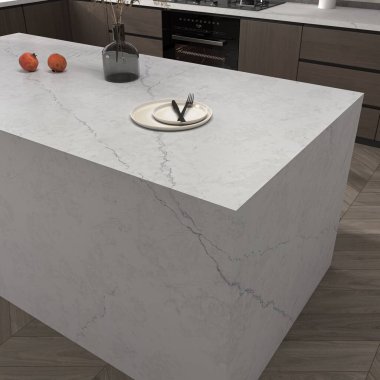 Modern beyaz mermer yemek masası adası, bej mutfak tezgahında kolye ışığı, gizli ışık, geri sıçrama, ahşap döşeme, beyaz boş beton duvar. Üç boyutlu görüntüleme. 3 Boyutlu Resimler.