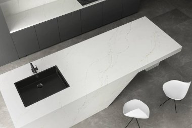 Detaylı klasik mutfak, minimal iç tasarım, siyah lavabo monte edilmiş, aksesuarlı gri mobilyalar ve masada çeşitli çatal bıçaklar, merkez adaya yakın sandalyeler. Modelleme. 3B Hazırlama