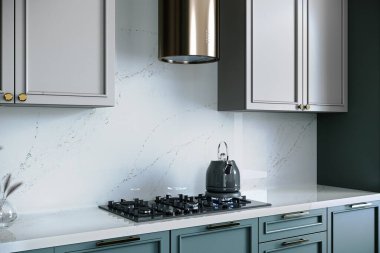 Mutfak modern tarzda, lavabosu, ocağı, fırını, mutfak gereçleri, beyaz seramik tezgahı, köşesinde kitaplığı olan bir çalışma odası. 3 Boyutlu Çizimler. Modelleme. 3B Hazırlama
