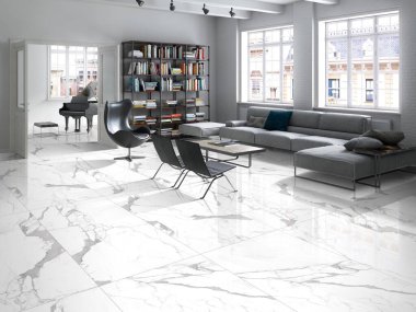 Lüks oturma odası zemininde beyaz mermer, gri boş duvarlar, sandalyeli rahat bir kanepe, kitap rafı. 3 Boyutlu Çizimler. 3B Hazırlama