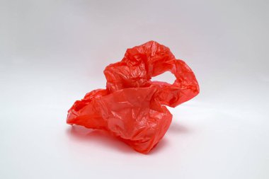 Beyaz arkaplanda kırmızı plastik torba