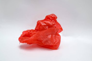 Kırmızı plastik torba. Buruşmuş plastik.