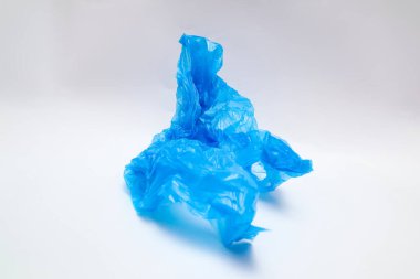 Tek kullanımlık plastik torbalar. Kullanılmış mavi plastik