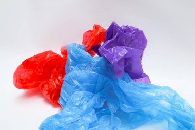 Mavi plastik torba. Mor plastik. Kullanılan kırmızı plastik