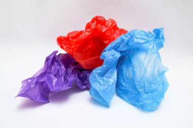 Plastik atık. Renkli plastik. Kullanılmış plastik torbalar. Sıkıştırılmış plastik.