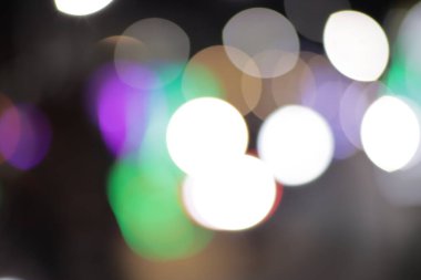 Bokeh 'i koyu arkaplan olarak özetle. Estetik bulanık bokeh. Çok renkli bokeh daireler