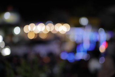 Bokeh 'i koyu arkaplan olarak özetle. Estetik bulanık bokeh. Çok renkli bokeh daireler