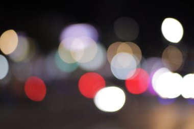 Bokeh 'i koyu arkaplan olarak özetle. Estetik bulanık bokeh. Çok renkli bokeh daireler